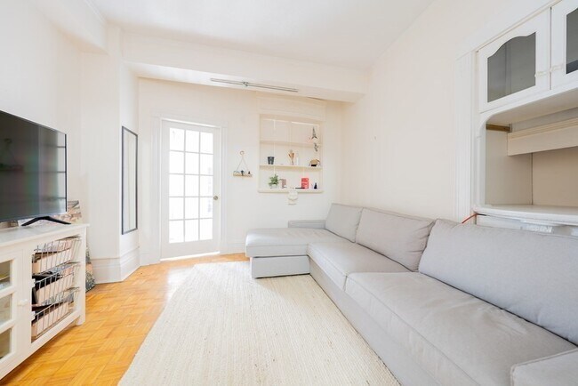 Building Photo - 19 Beacon St