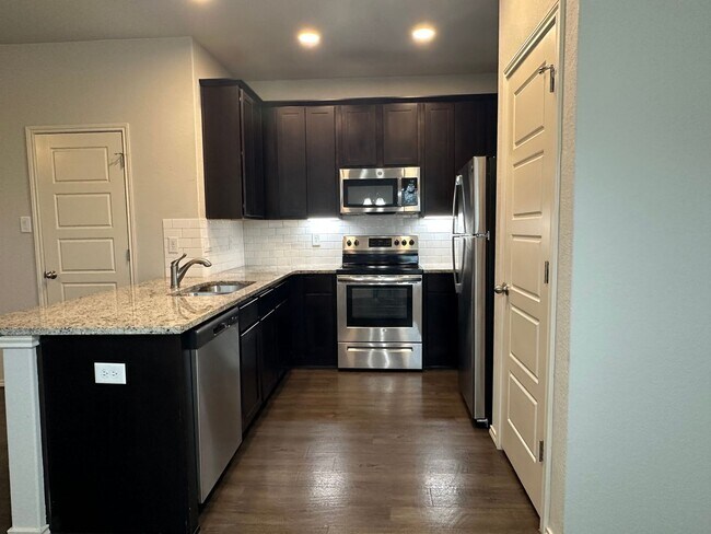 Building Photo - Luxury Townhome