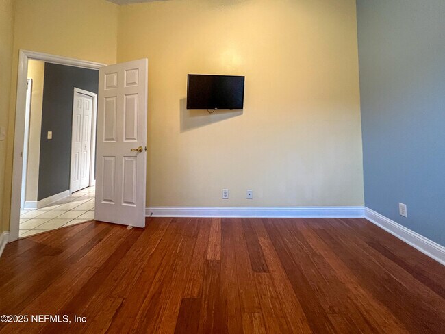 Building Photo - 1704 Tall Tree Dr E