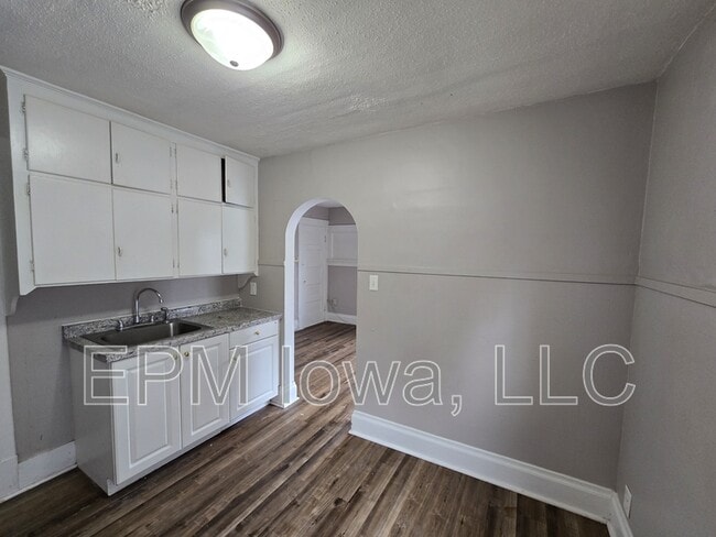 Building Photo - 408 1/2 Locust St