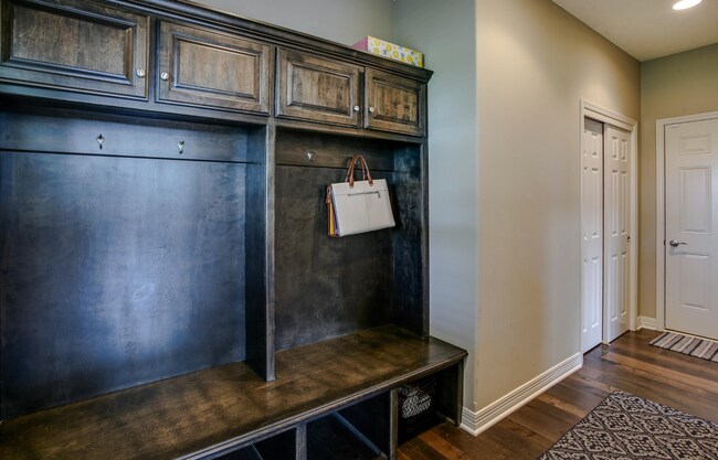 Building Photo - Stylish Living & Modern Comfort in Mission...