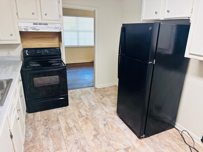 Building Photo - 3145 Woodview Dr