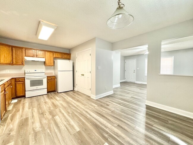 Building Photo - 3 BR Unit Near Shoppes on Elm