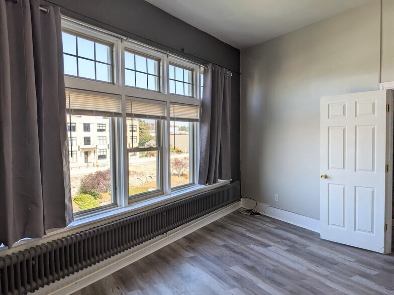 Building Photo - 1 Main St