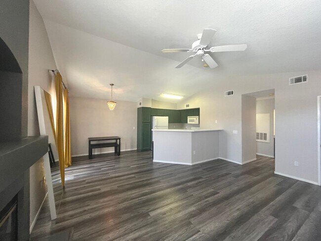 Building Photo - 2 bed, 2 bath condo located in gated community w/lush landscaping, 2 pools, spas, BBQ areas & clu...