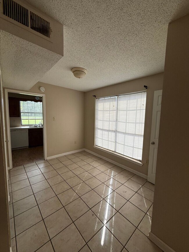 Building Photo - 1110-1112 Willow Creek Dr