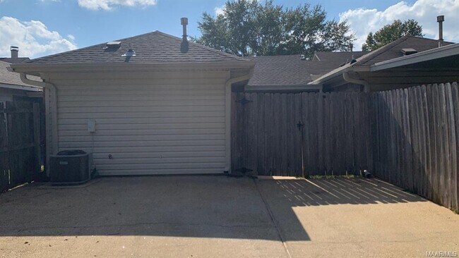 Building Photo - 536 Hollow Wood Rd