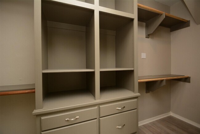 Building Photo - 5327 Willow Knoll Ct