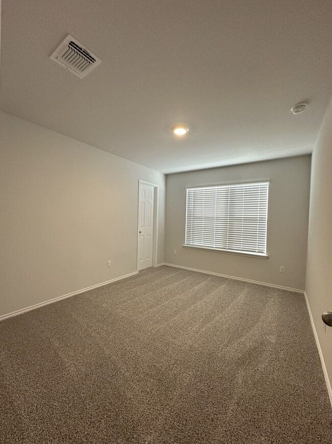 Building Photo - One Year Young 3 Br/2 Ba Home in the Clear...