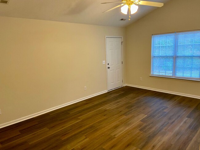 Building Photo - 13804 Circle Dr