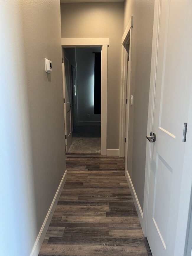 Building Photo - Lovely Open concept Low Maintenance