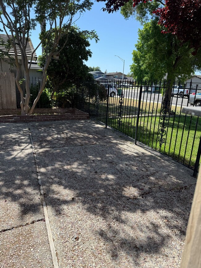 Building Photo - 1026 Springoak Way