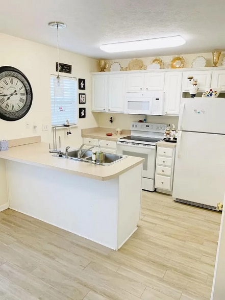 Building Photo - 903 Seven Oaks Blvd