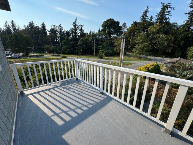 Building Photo - Beach House Short Term Sept-May (includes ...