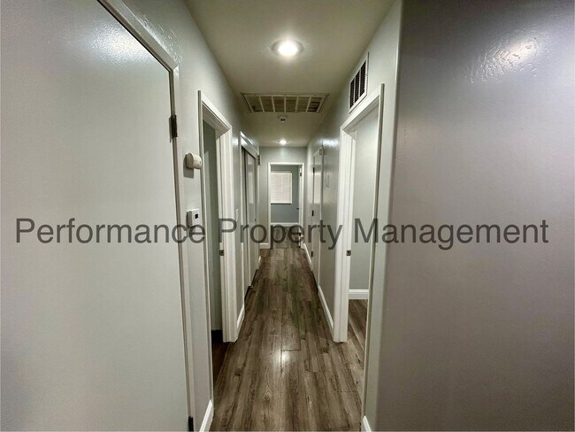 Building Photo - Stunning 4 Bed/2 Bath in SW Bakersfield w/...