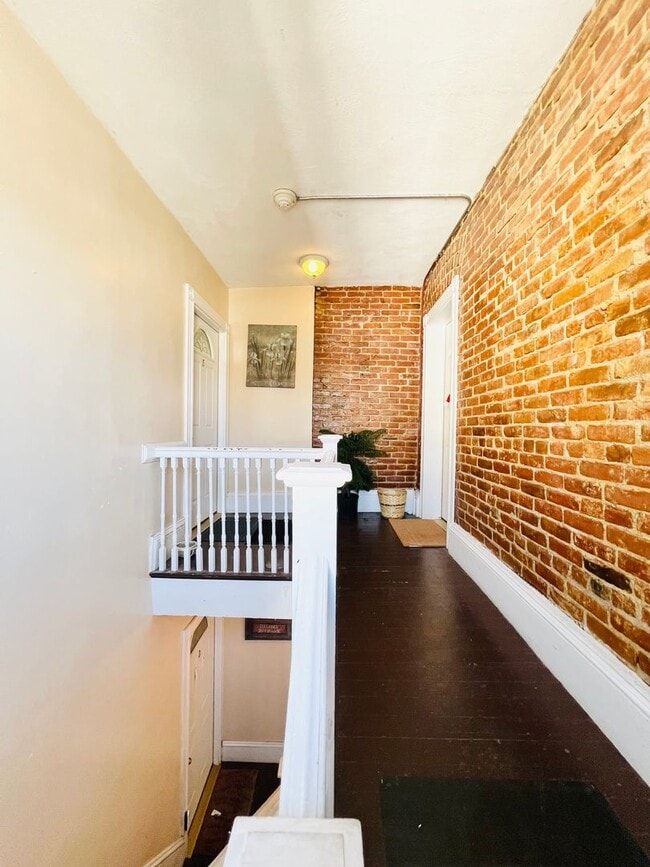 Building Photo - NEWLY RENOVATED 3 BEDROOM PENTHOUSE CONDO ...