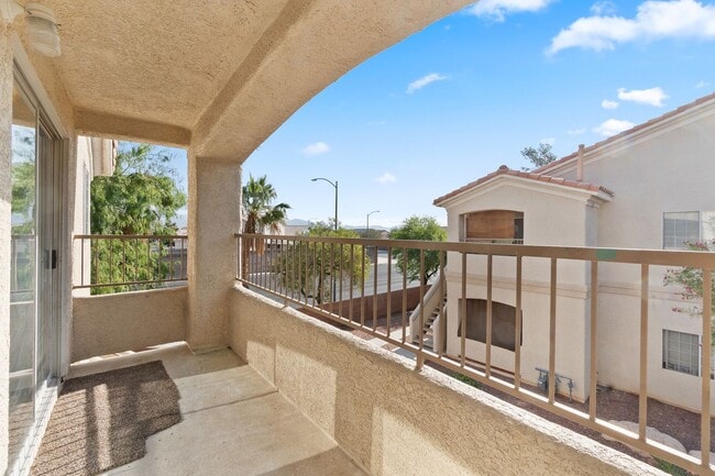 Building Photo - 2nd Floor Condo in a Gated Northeast Commu...