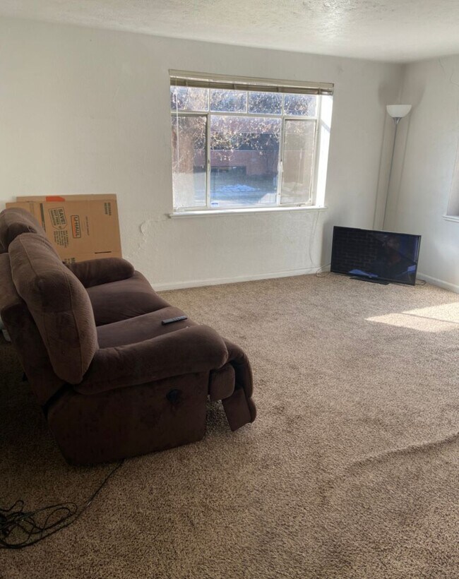 Building Photo - Available April 1 - 1 Bed/1 Bath Lindsley Park Condo