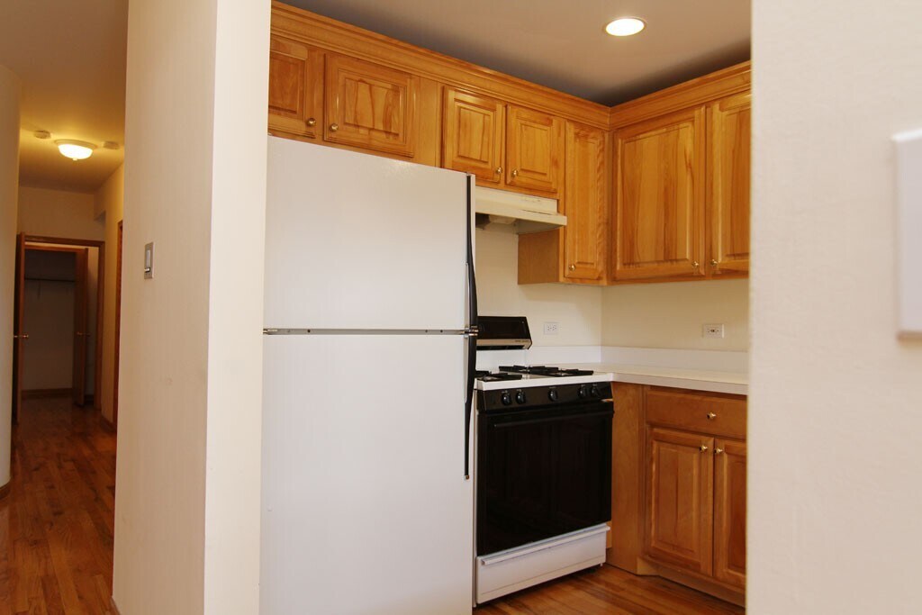 Building Photo - 844 W Buckingham Pl