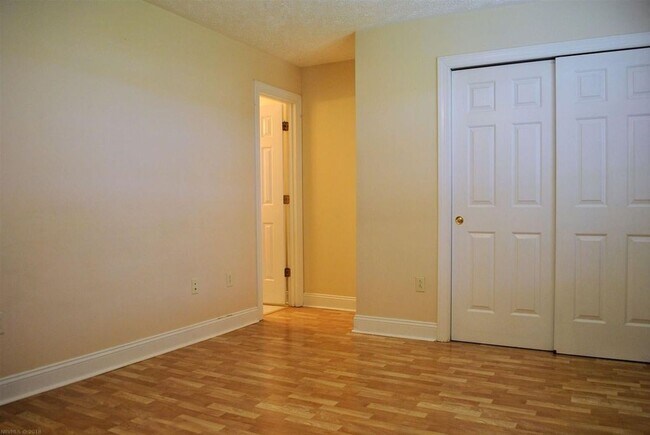 Building Photo - 2 Bedroom 2 Bath Townhouse