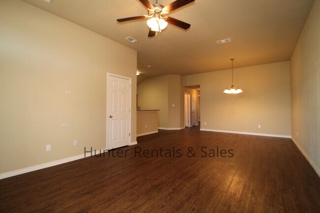 Building Photo - Spacious Duplex!