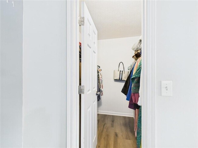 Building Photo - 4060 Brooks Bridge Crossing