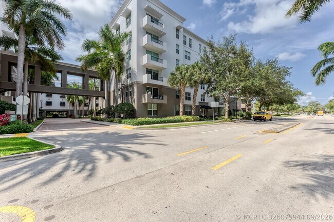 Building Photo - 2401 NE 65th St