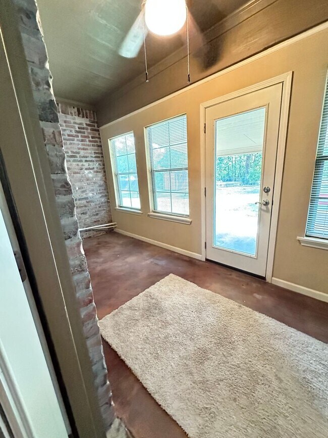 Building Photo - Heart of Benton on just under an acre of lot!