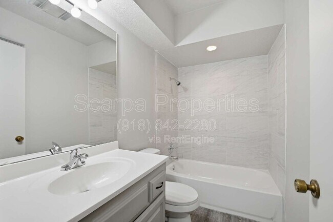 Building Photo - 1109 S Ellison Ave