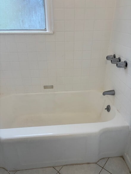 deep bath Tub - 4259 Garthwaite Ave