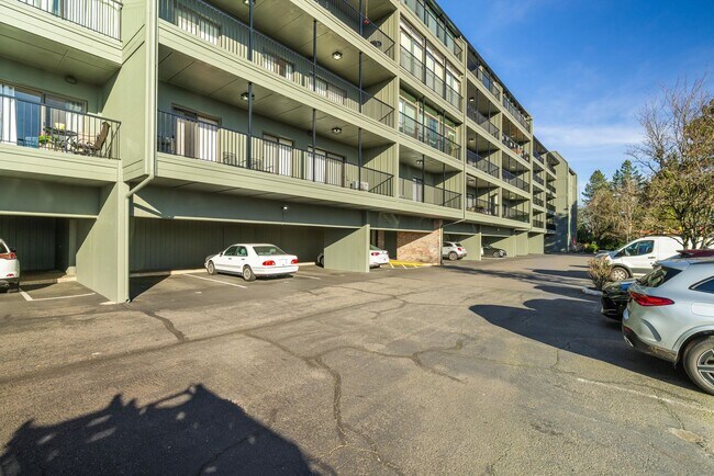 Building Photo - Cozy & sweet 1/1 condo in Lake Oswego with covered parking and storage included!