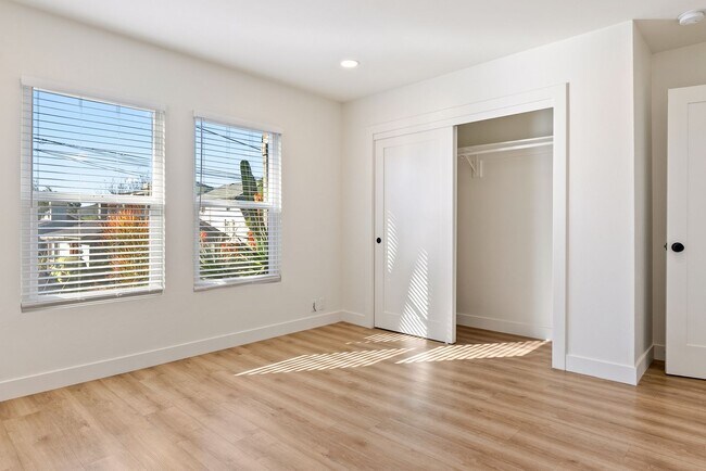 Building Photo - 2048 Swazey St