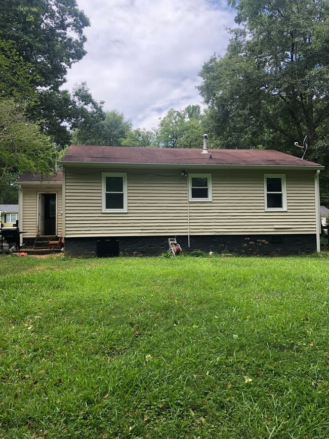 Building Photo - 2/1, Charming home with Flexible move-in