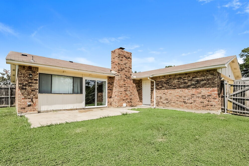 Building Photo - 902 Live Oak Dr