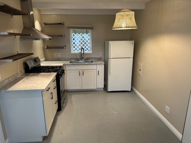 Building Photo - 222 Gull St