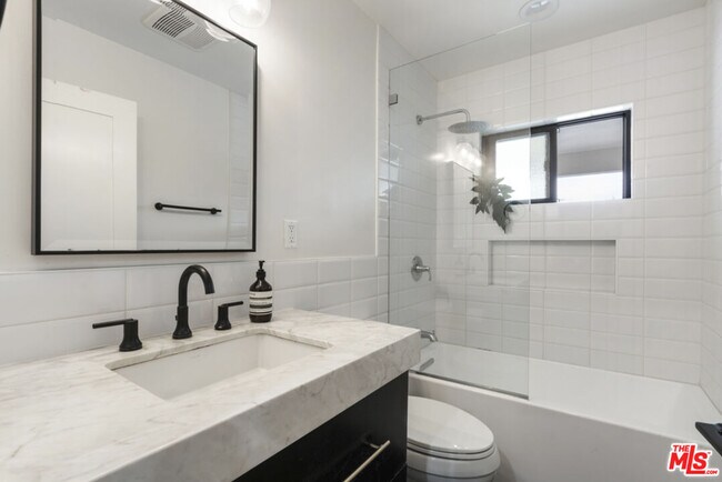 Building Photo - 3923 Fernwood Ave