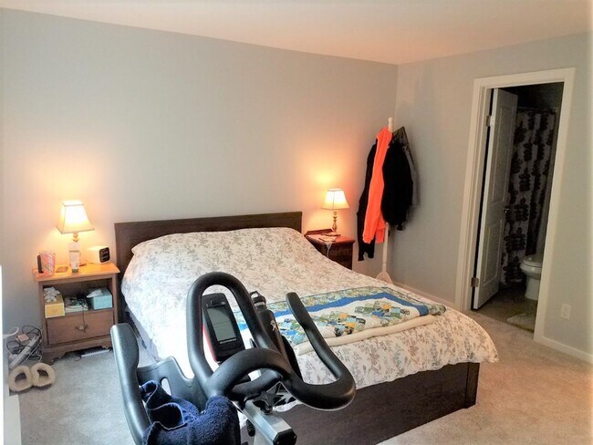 Building Photo - 3 Bedroom Mill Creek Condo!