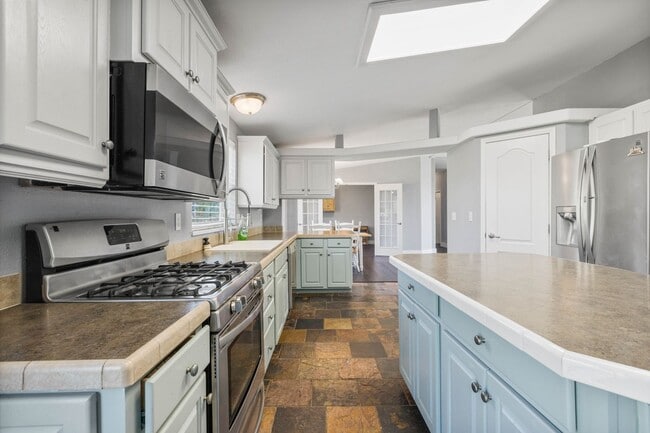 Building Photo - Short term leases available: 3 bed 2 bath ...