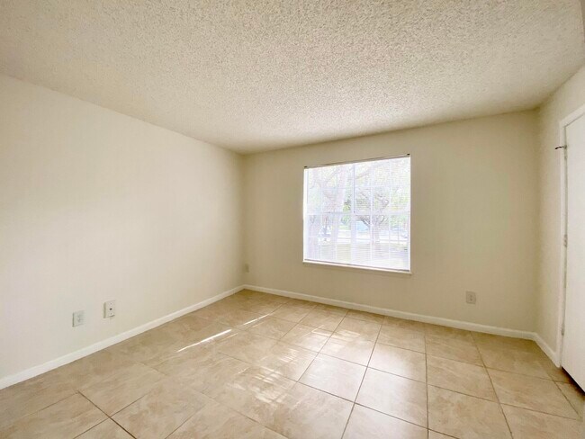 Building Photo - 1001 Crystal Way