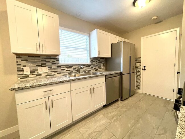 Building Photo - 703 Twin Oak Trail