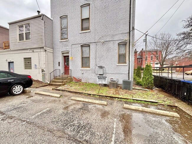 Building Photo - 119 E Oak St