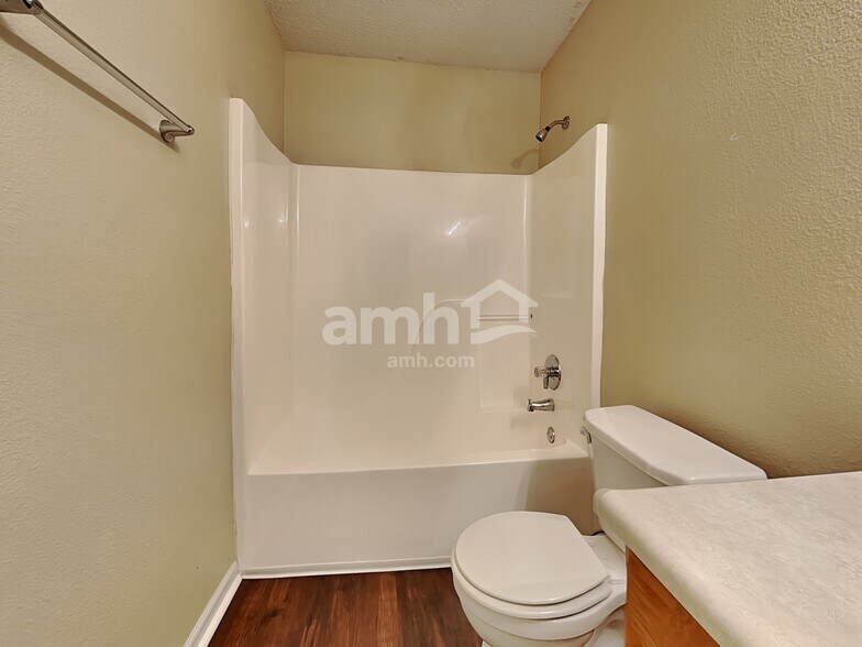 Building Photo - 2265 Lakecrest Dr