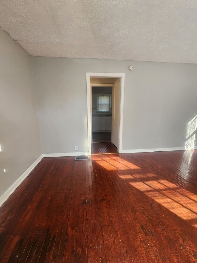 Building Photo - Newly Remolded Spacious Two Bedroom Single Family Near 38th and Sherman