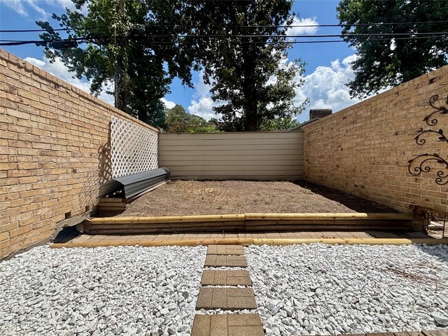 Building Photo - 2030 Plantation Dr