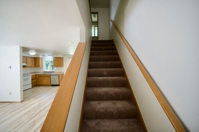 Building Photo - Spacious Townhome with Private Yard Near Lake Stevens!