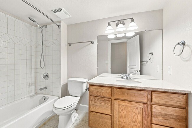 Building Photo - 2202 Hanham Dr