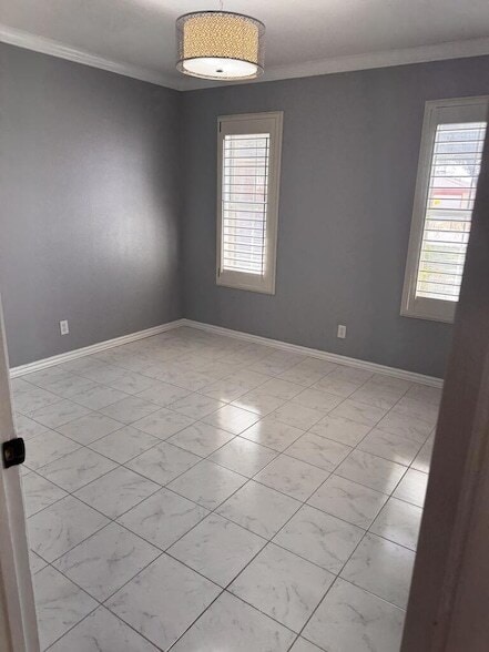 Building Photo - 403 Crenshaw Dr