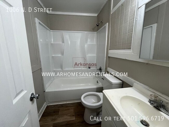 Building Photo - 1006 N. D Street-