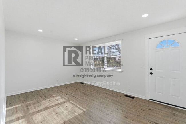 Building Photo - 1527 Cherry Tree Dr