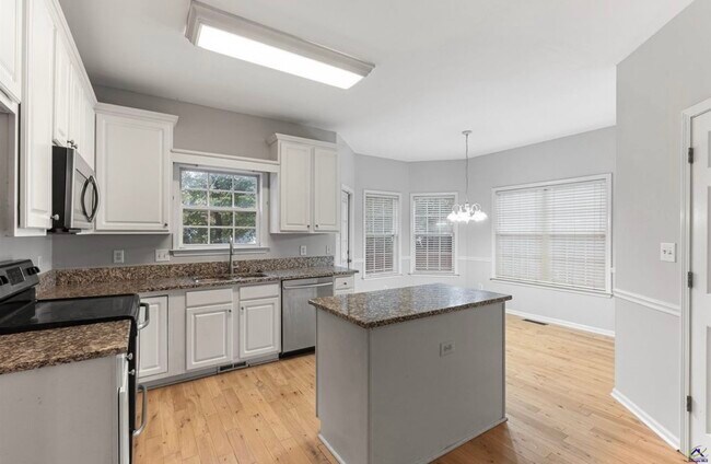 Building Photo - 541 Edgefield Way